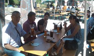 Pause beim Betriebsausflug mit Essen und Trinken Pause beim Betriebsausflug mit Essen und Trinken